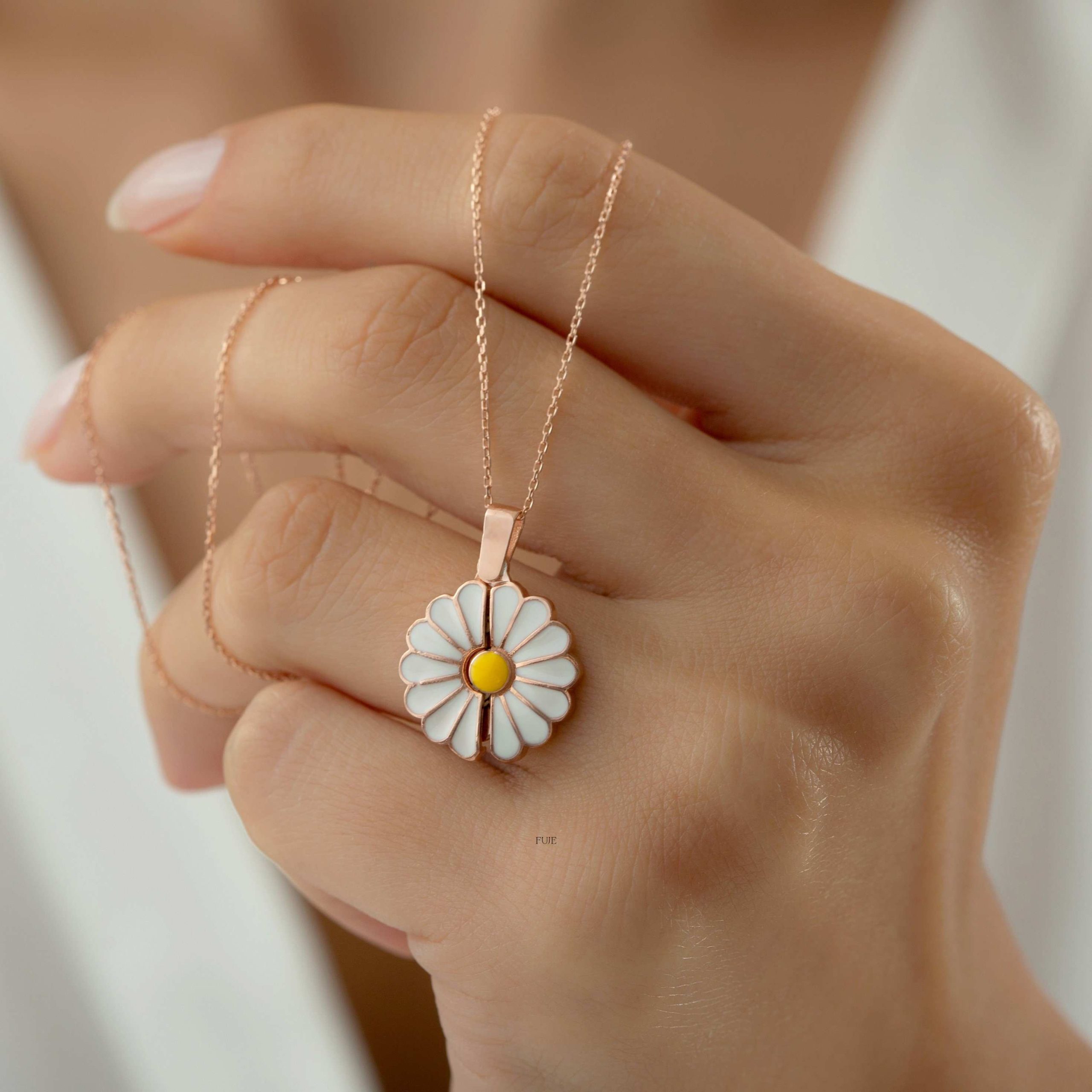 Necklaces for Women Engrave Daisy Necklace Gift  for Her Birthday Gift for Mom