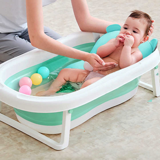 Baby bathtub with thermometer for baby body cleaning