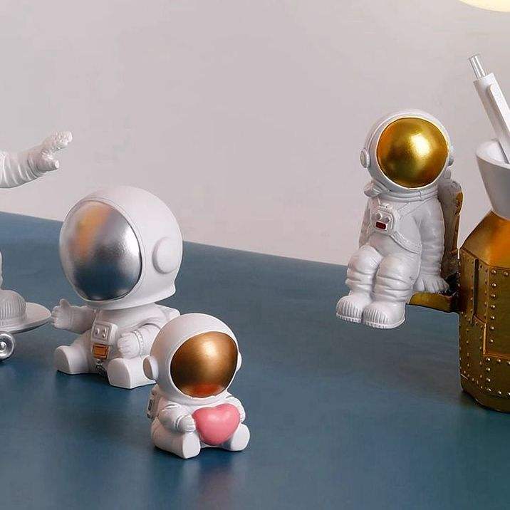 Resin Crafts Astronaut Statue for Home Decoration Spaceman Kids Gifts Home Decoration